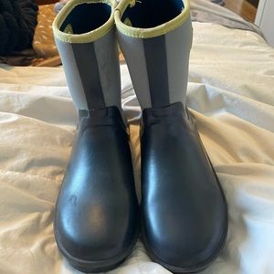 Boy Ugg rain boots